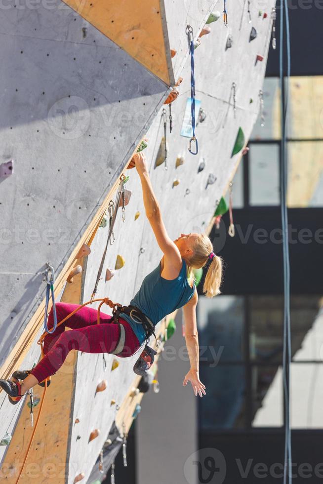 menina está envolvida em escalada foto