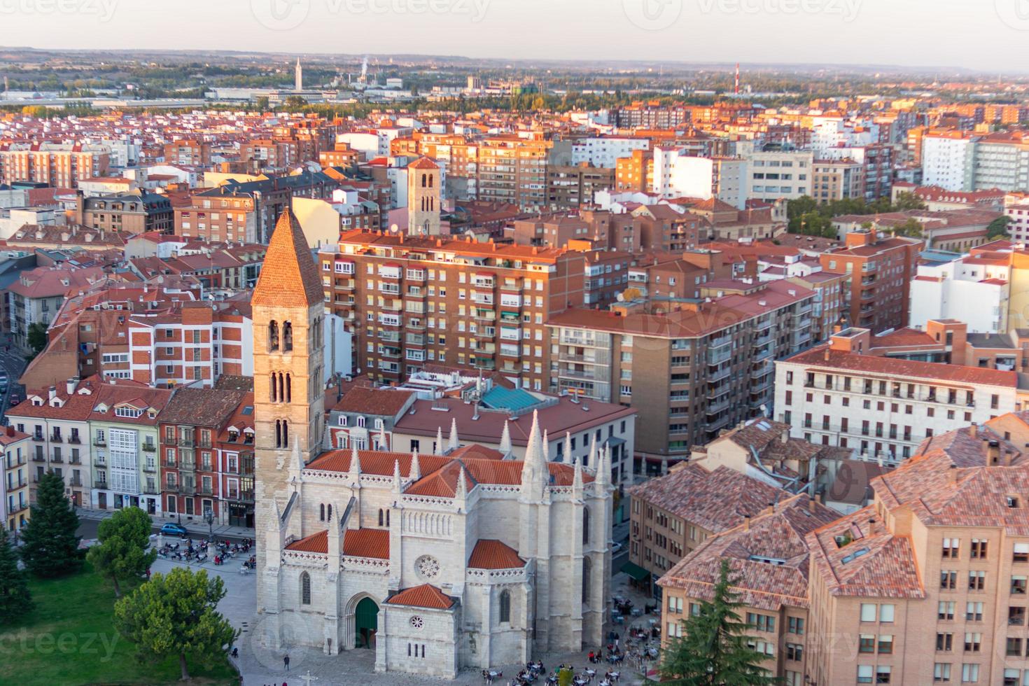 vista aérea da cidade de Valladolid, na Espanha foto