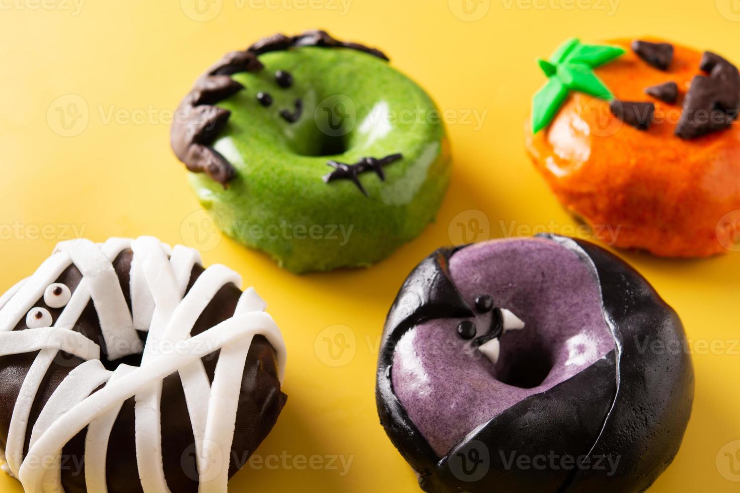 variedade de donuts de halloween foto