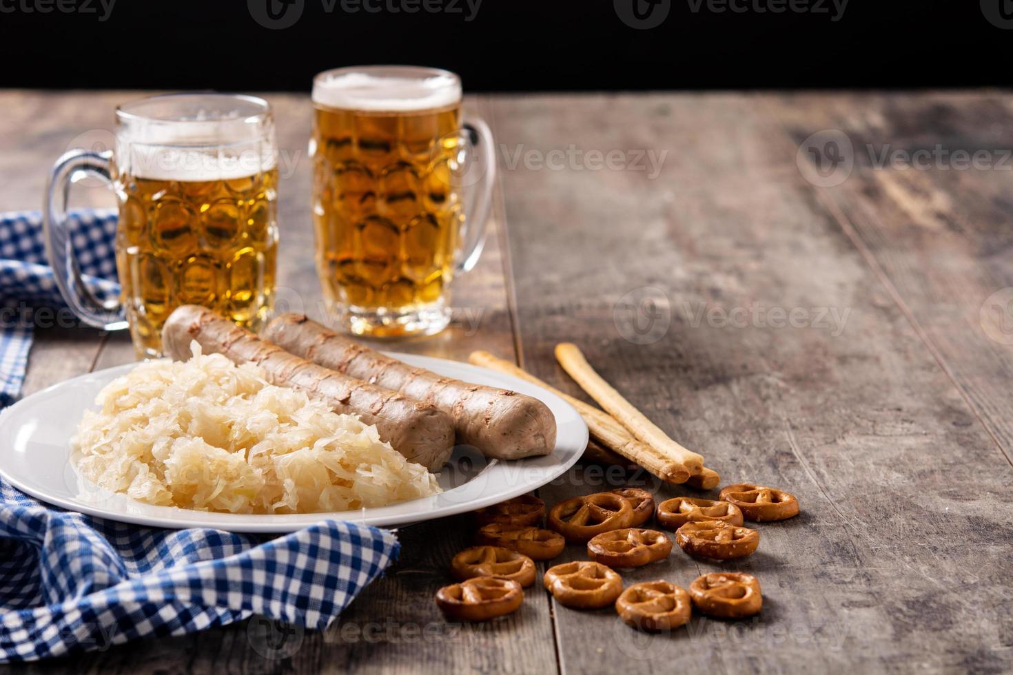 salsicha bratwurst, chucrute, pretzels e cerveja foto