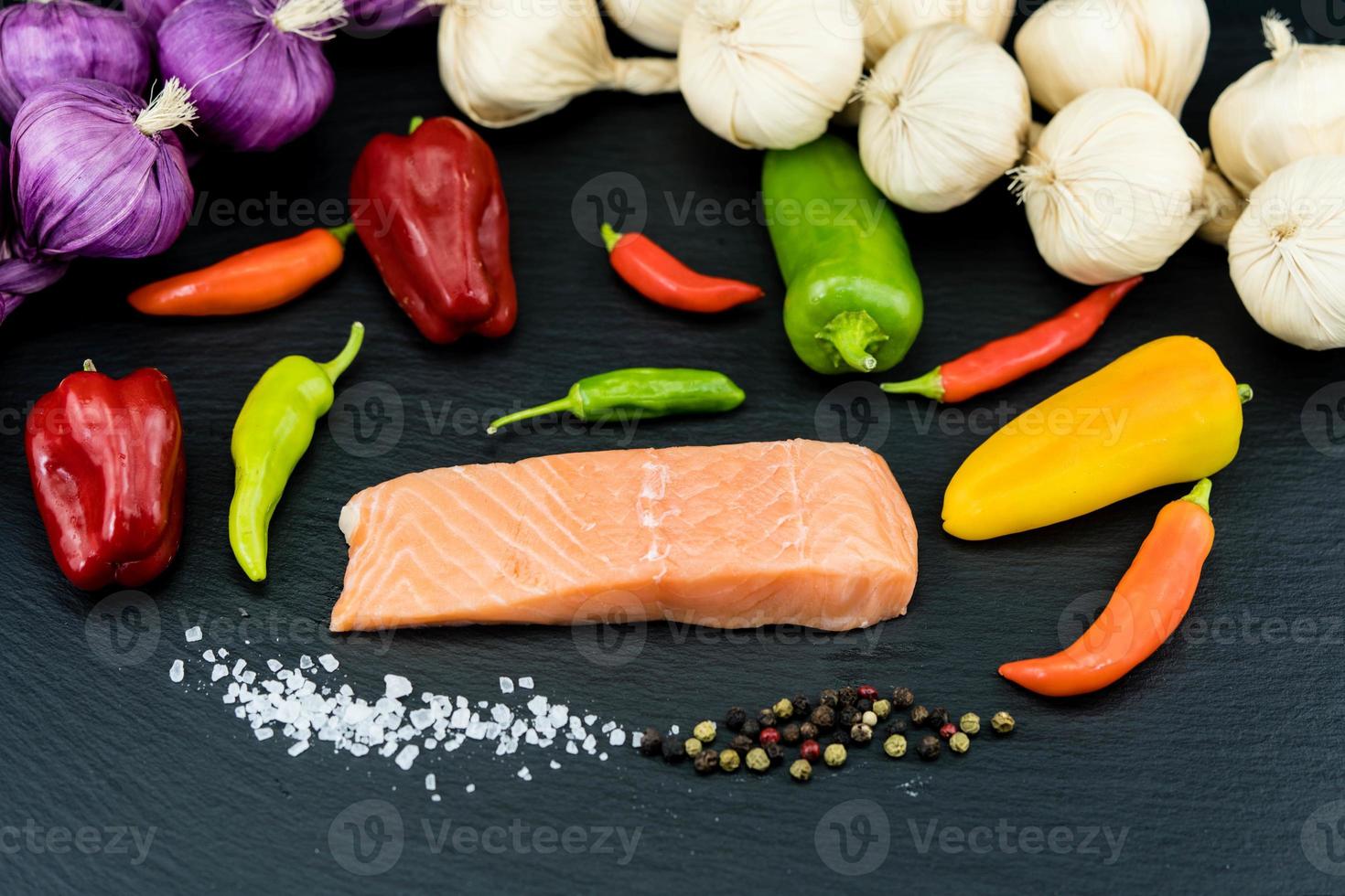 pappadelle italiana com bife de salmão foto