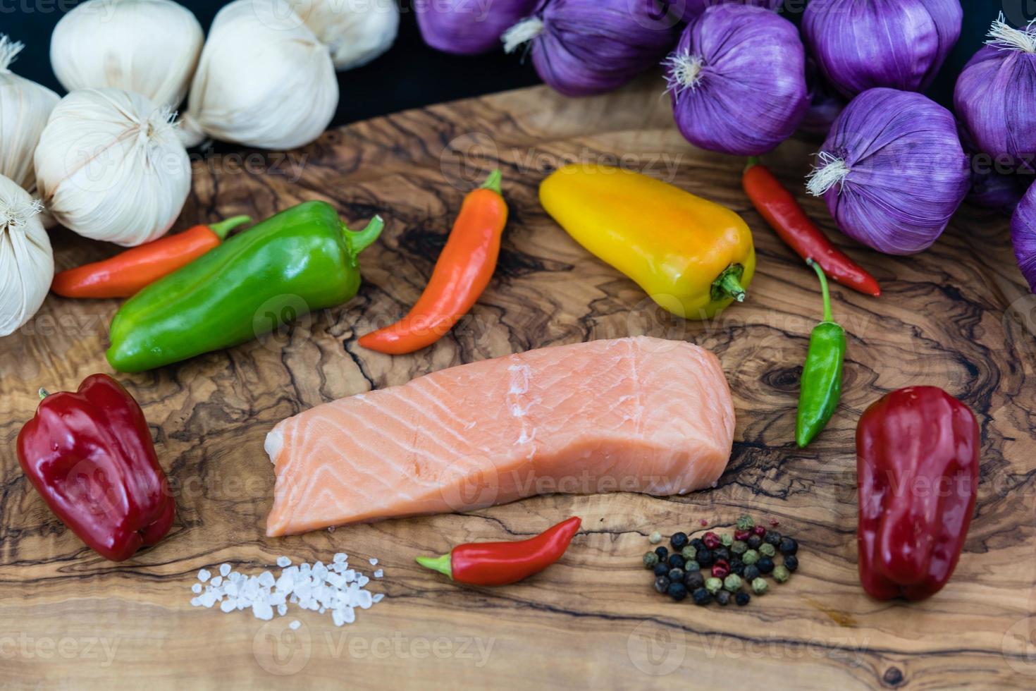 pappadelle italiana com bife de salmão foto