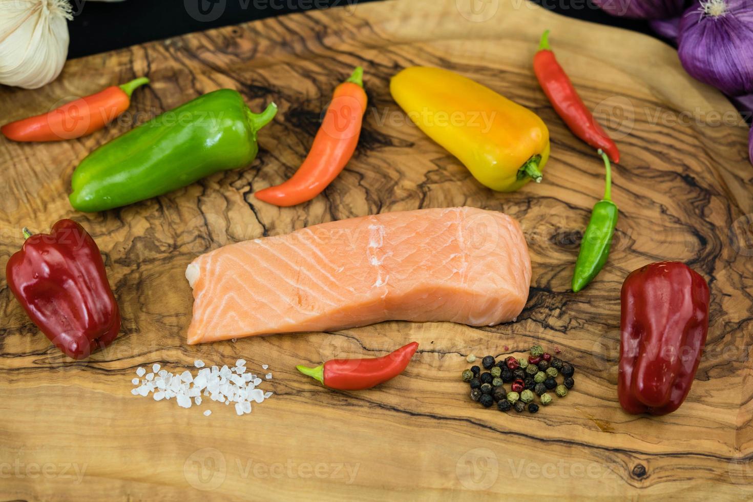 pappadelle italiana com bife de salmão foto