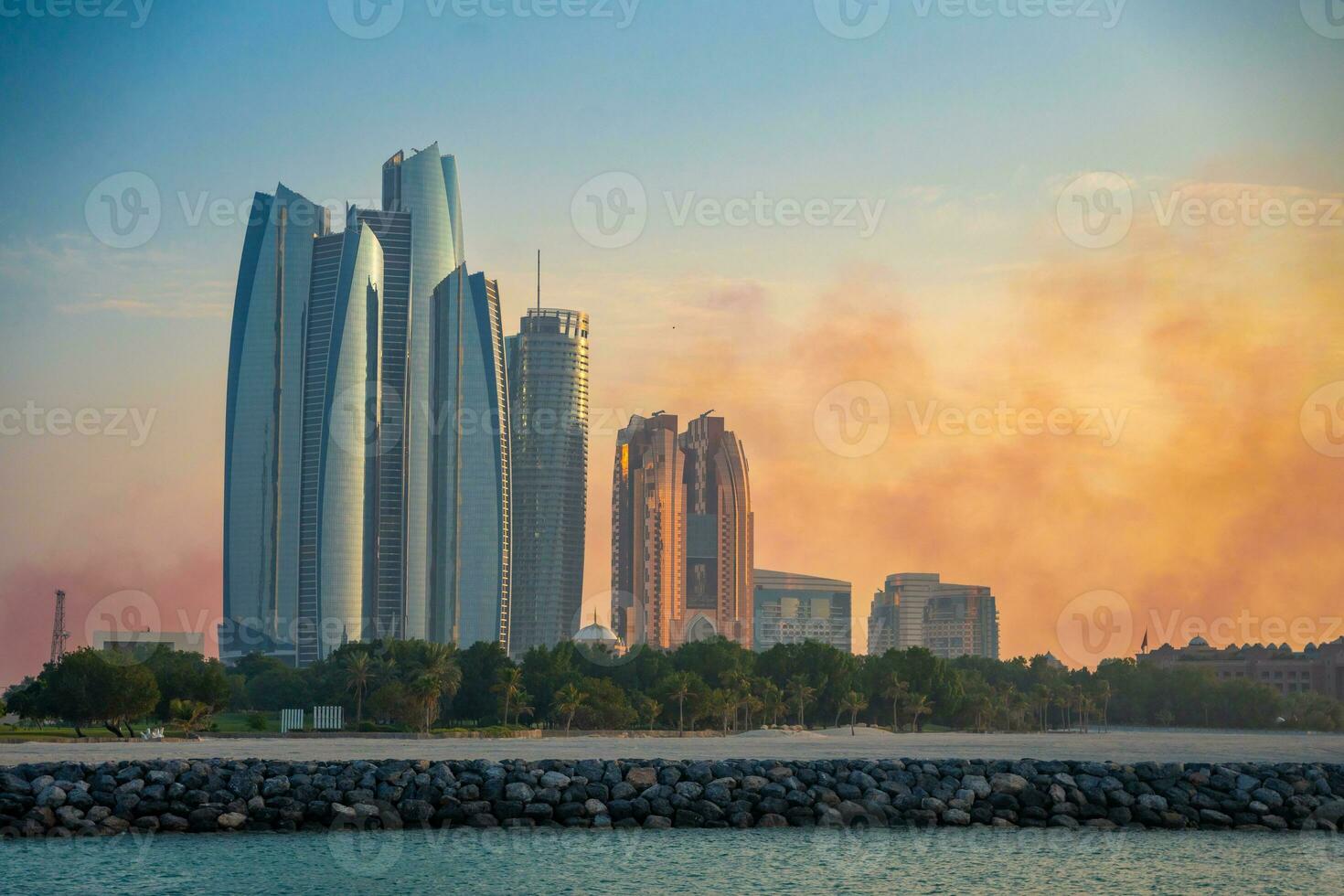 panorama Visão do abu dhabi Horizonte às pôr do sol, Unidos árabe emirados. Alto qualidade foto