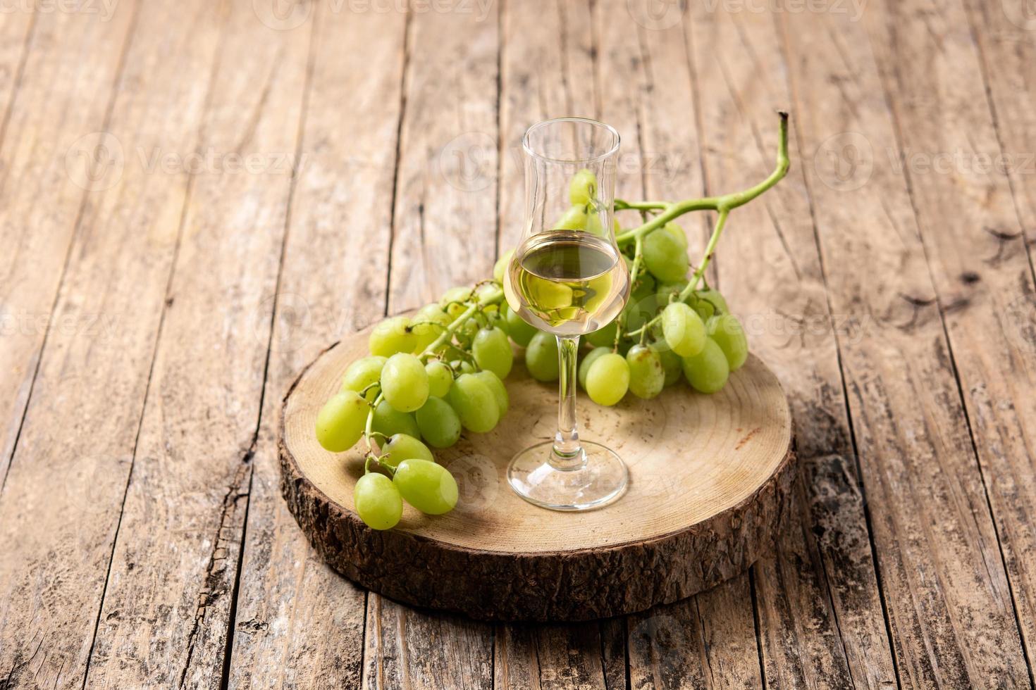 bebida de grappa dourada italiana foto