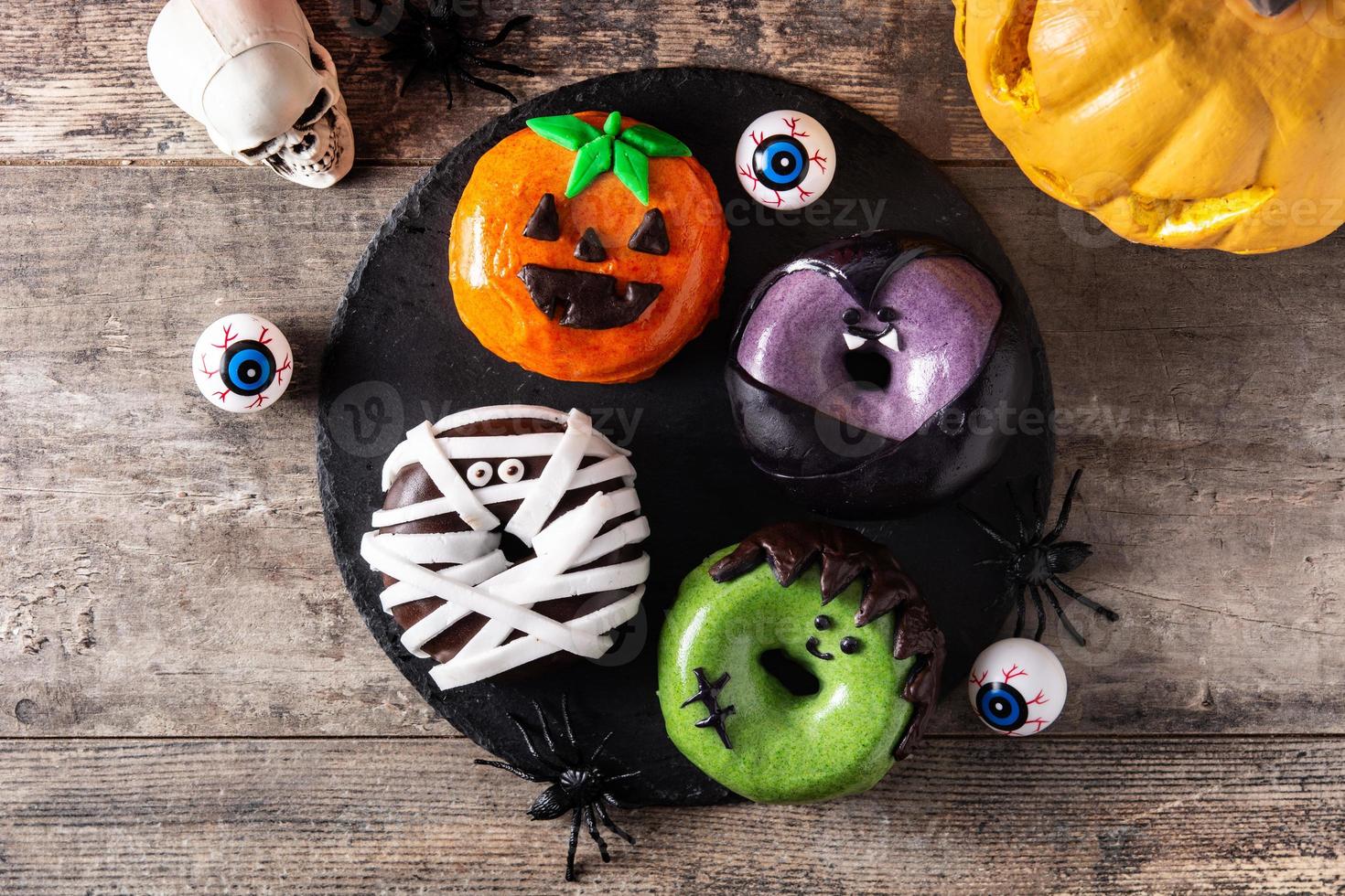 Variedade de rosquinhas de halloween foto