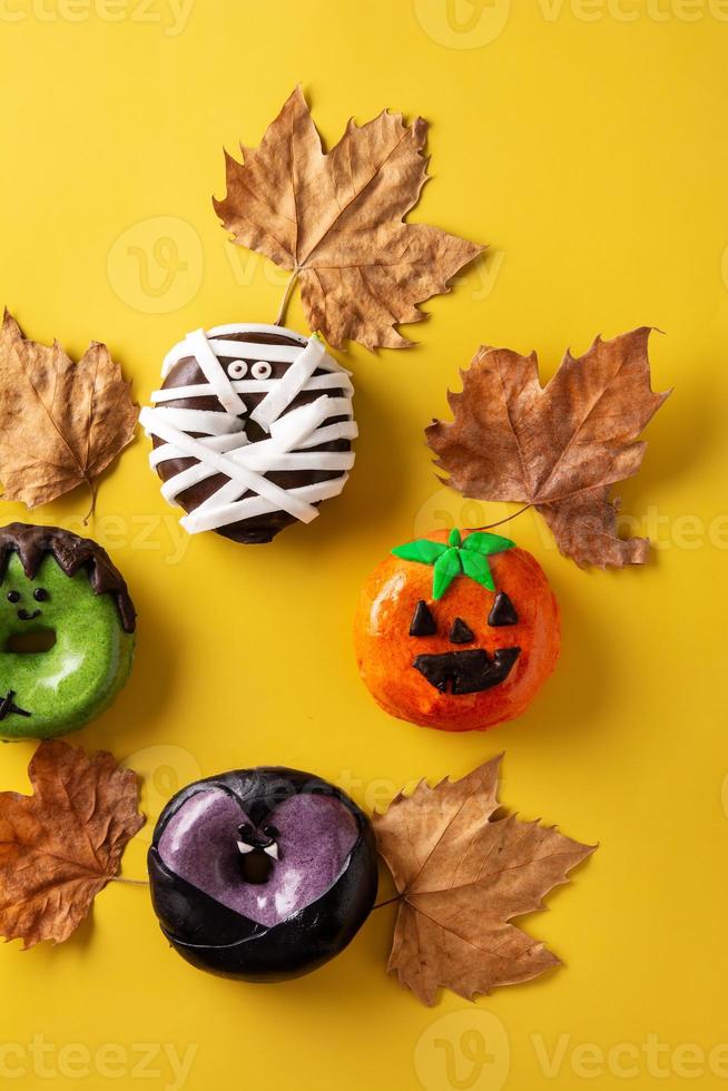 Variedade de rosquinhas de halloween foto