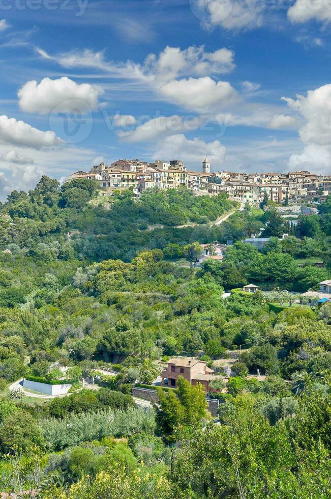 montanha Vila do capoliveri em ilha do elba, toscana, mediterrâneo mar, itália foto