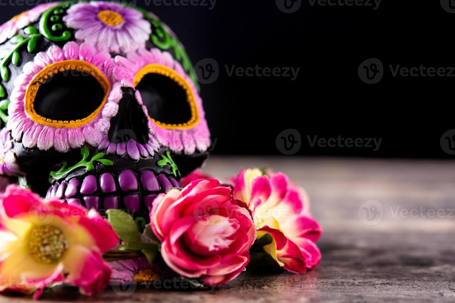 katrina de crânio mexicana típica e diadema de flores foto