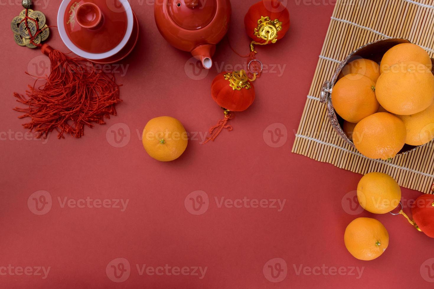 cerimônia do chá chinesa festiva do ano novo chinês tradicional com decoração de fundo vermelho laranja tangerina foto