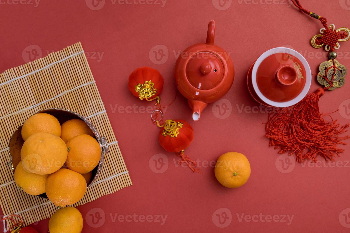 cerimônia do chá tradicional com decoração de pacotes vermelhos festivo de ano novo chinês foto