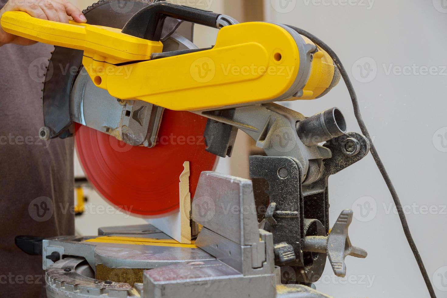 close up de serra circular cortando lâmina rotativa afiada nova madeira de rodapé foto