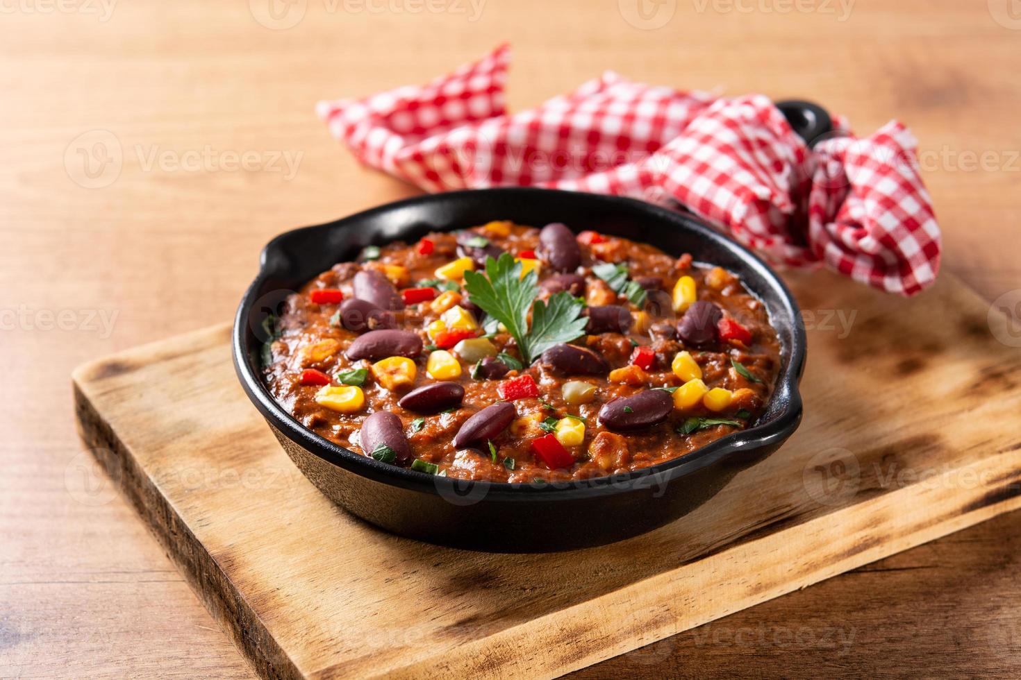 tradicional mexicano tex mex chili con carne em panela de ferro foto