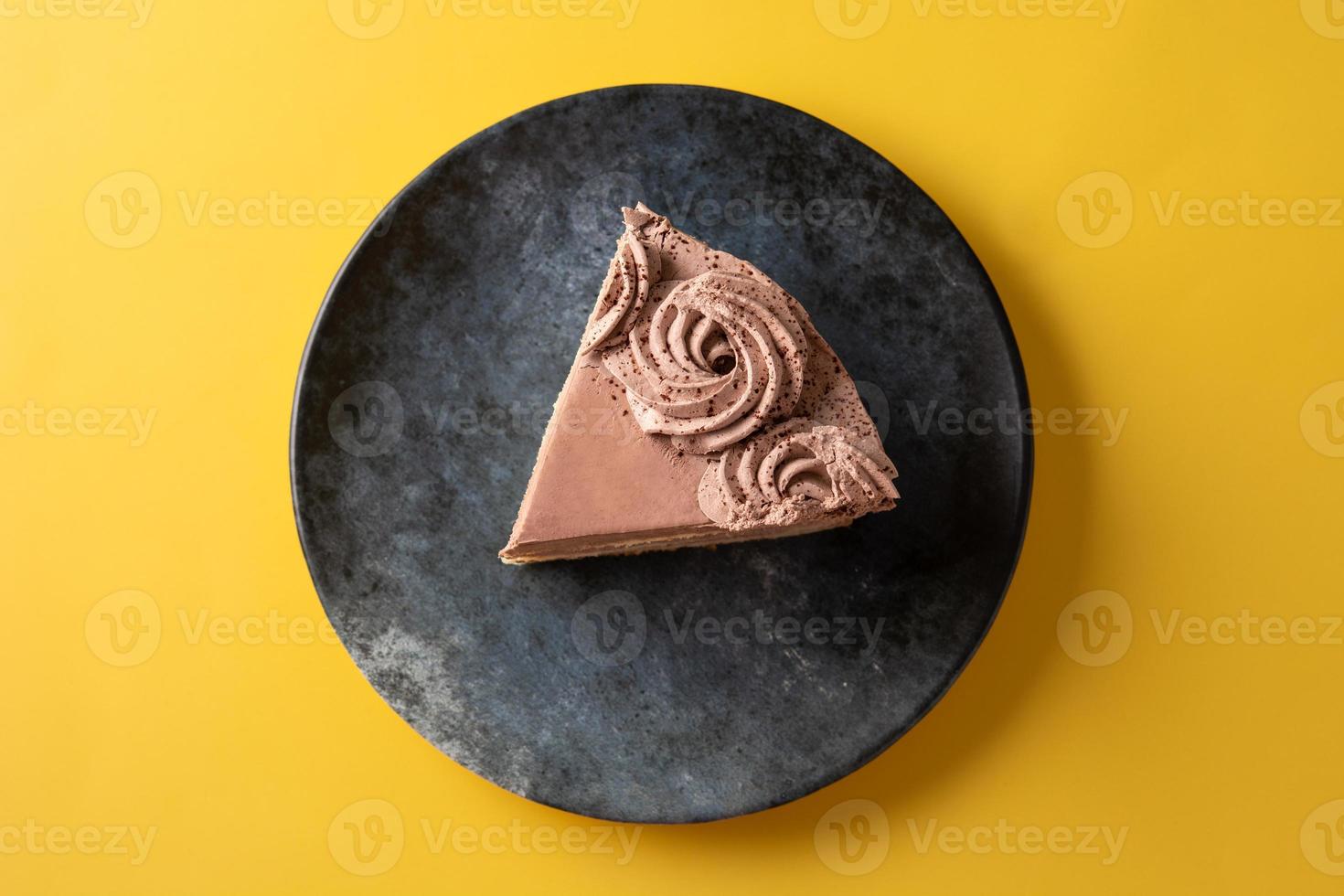 pedaço de bolo de trufas de chocolate foto