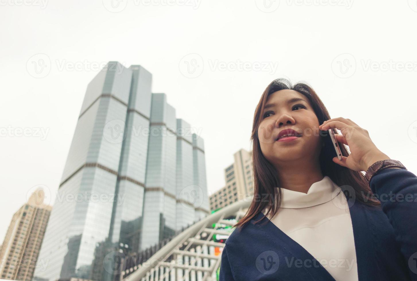 mulher caminhando ao ar livre e falando no celular foto