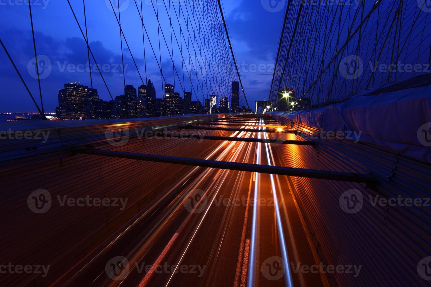 ponte de brooklyn e horizonte de manhattan à noite nyc foto