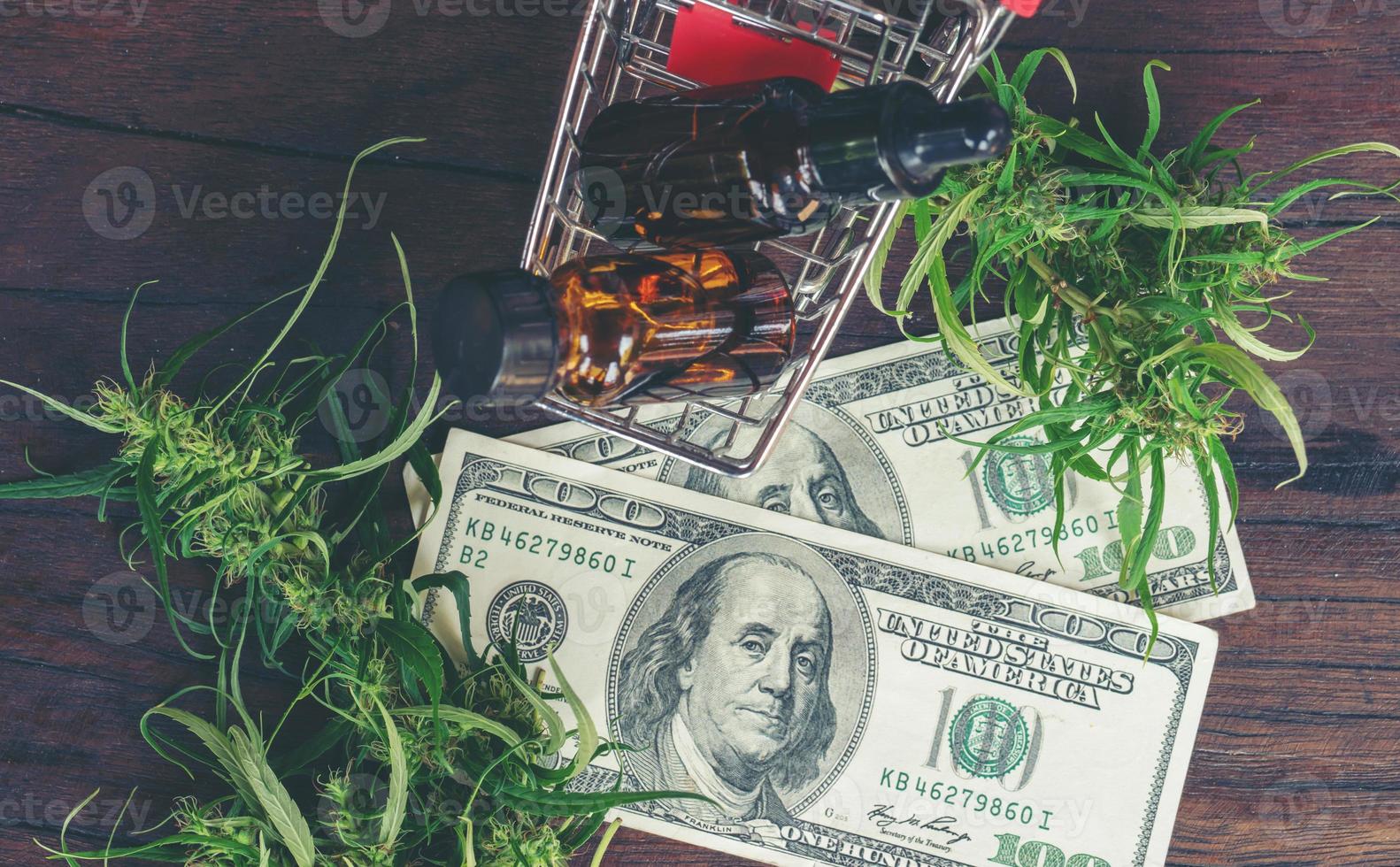 cannabis com extrato de canabidiol cbd em nota de dólar foto