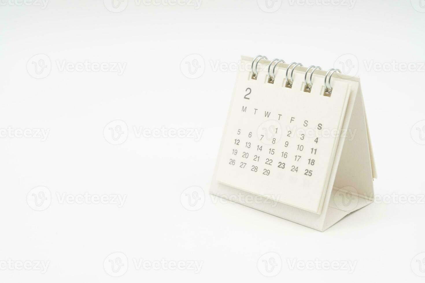 simples escrivaninha calendário dentro fevereiro com não ano isolado em branco fundo. calendário conceito com cópia de espaço. foto