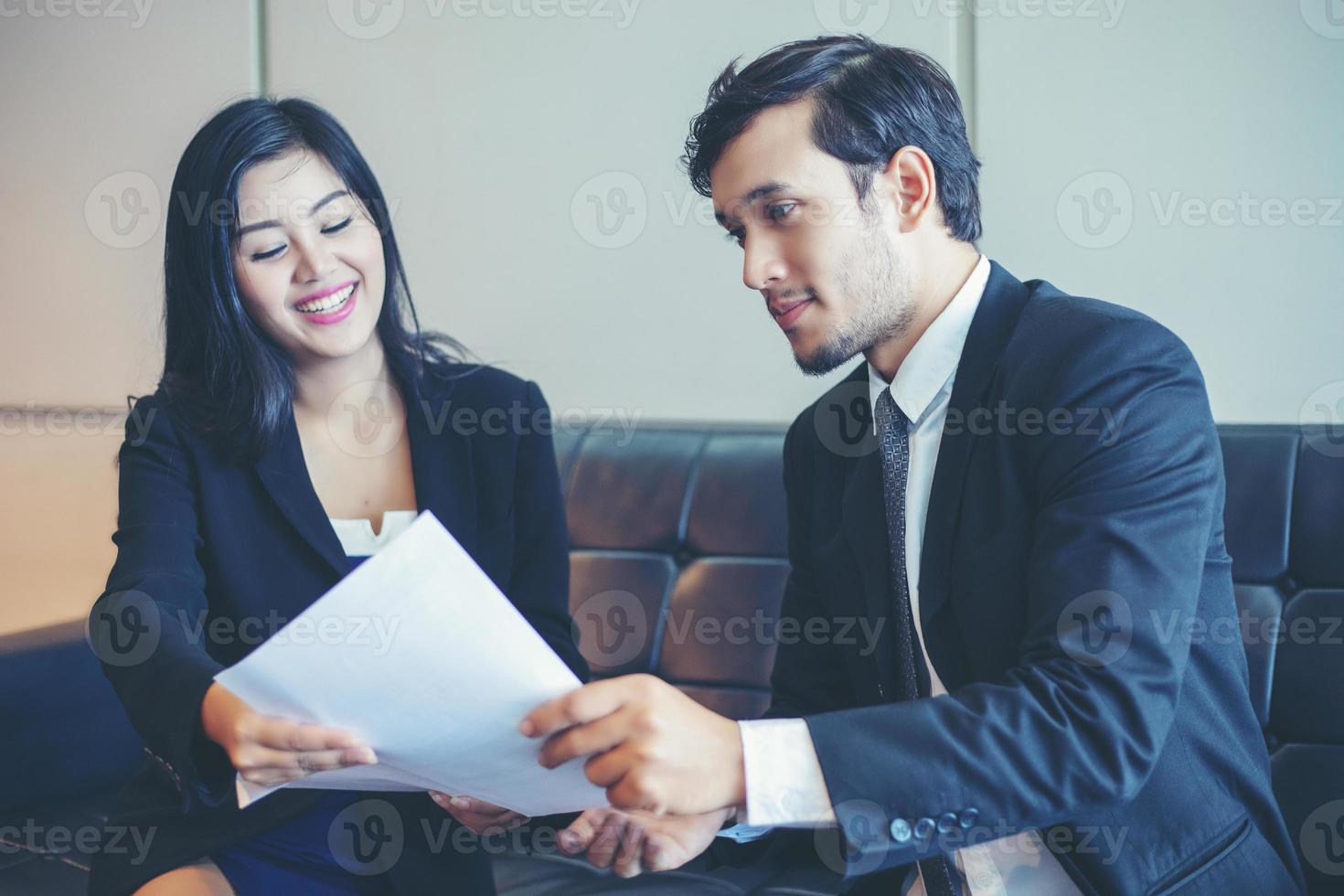 empresários e empresárias discutindo documentos e ideias em reuniões e conceito de entrevista de emprego foto