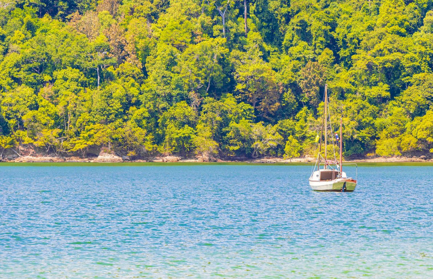 barcos ilha tropical koh phayam ao khao kwai praia tailândia foto