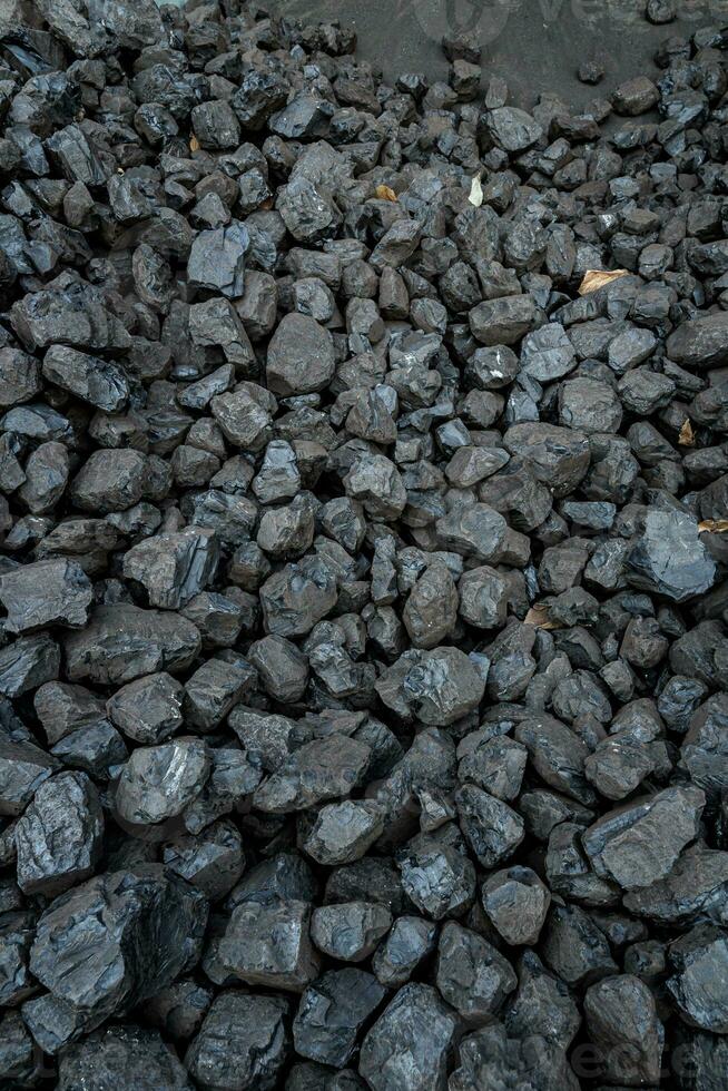 uma amontoar do Castanho natural carvão fundo foto
