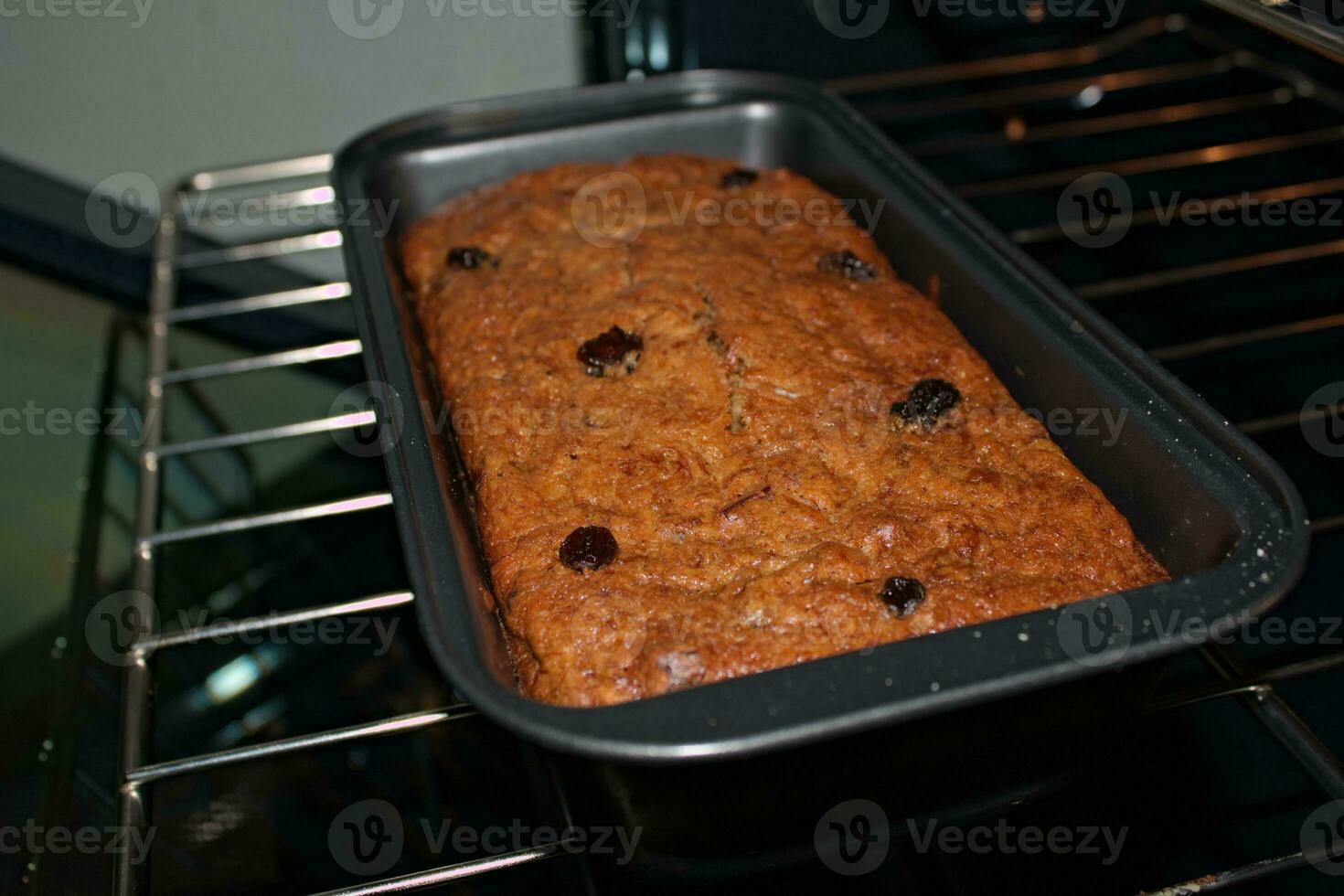 banana pão com passas de uva dentro forno 5 foto