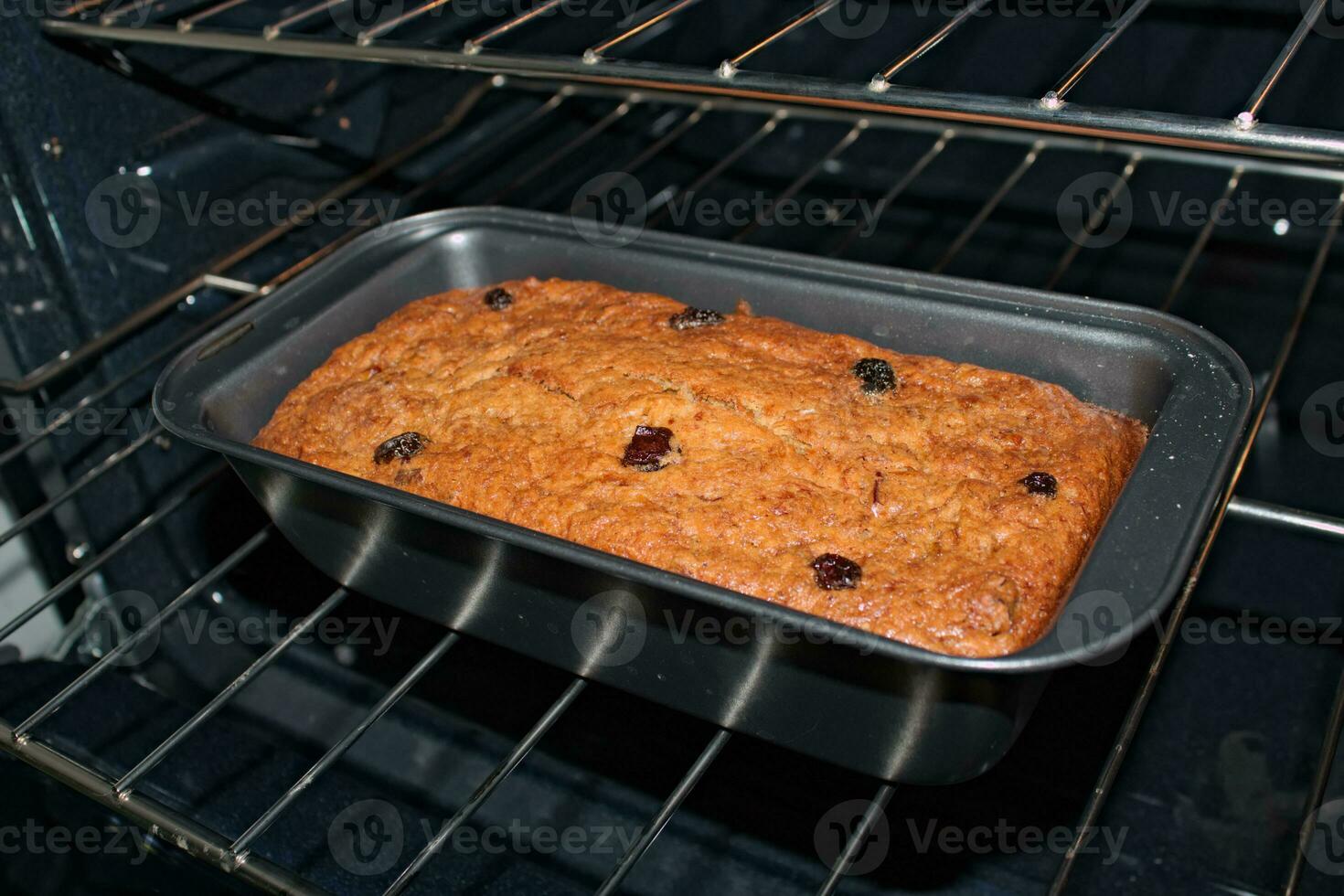 banana pão com passas de uva dentro forno 2 foto