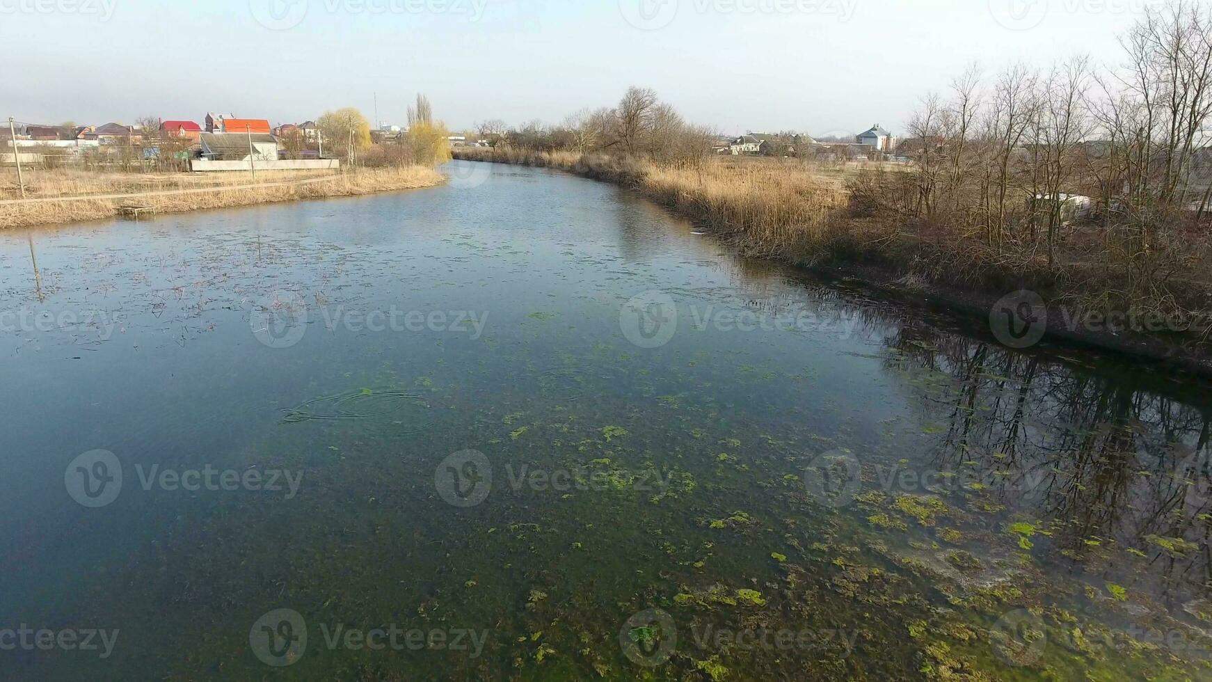 rio Eric atual dentro a Vila dentro a Primavera. raso rio, lentamente fluindo dentro a Vila. foto