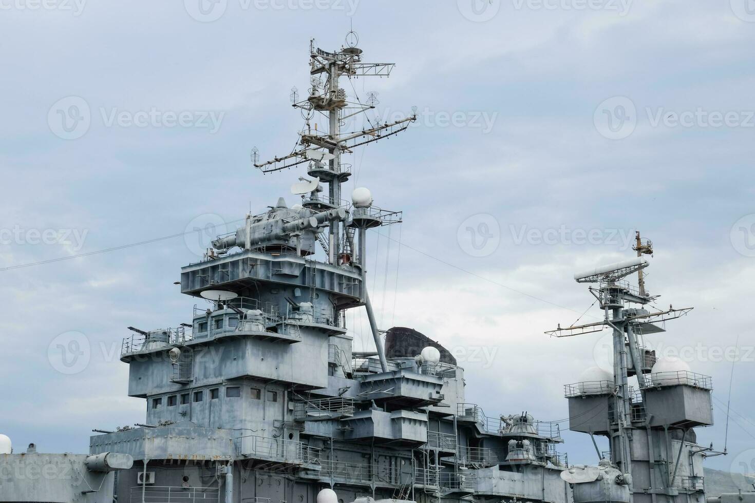 área coberta do uma navio de guerra, armas e comunicação antenas em a enviar. foto