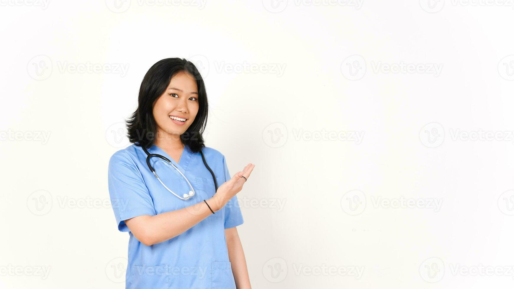 jovem ásia fêmea médico mostrando cópia de espaço isolado em branco fundo foto