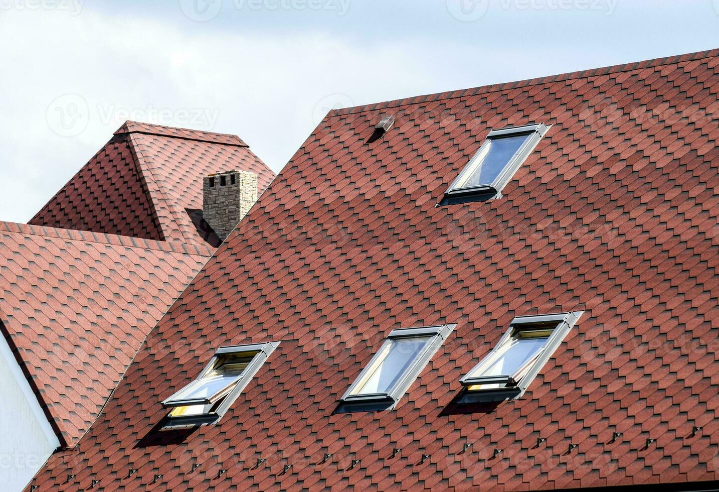 telha metálica decorativa em um telhado foto