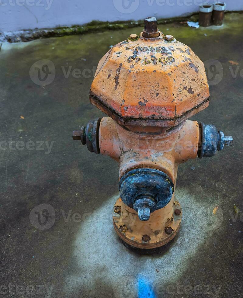 fogo Hidrante carrinhos alta em uma cidade rua dentro Portland, EUA, simbolizando segurança, emergência preparação foto