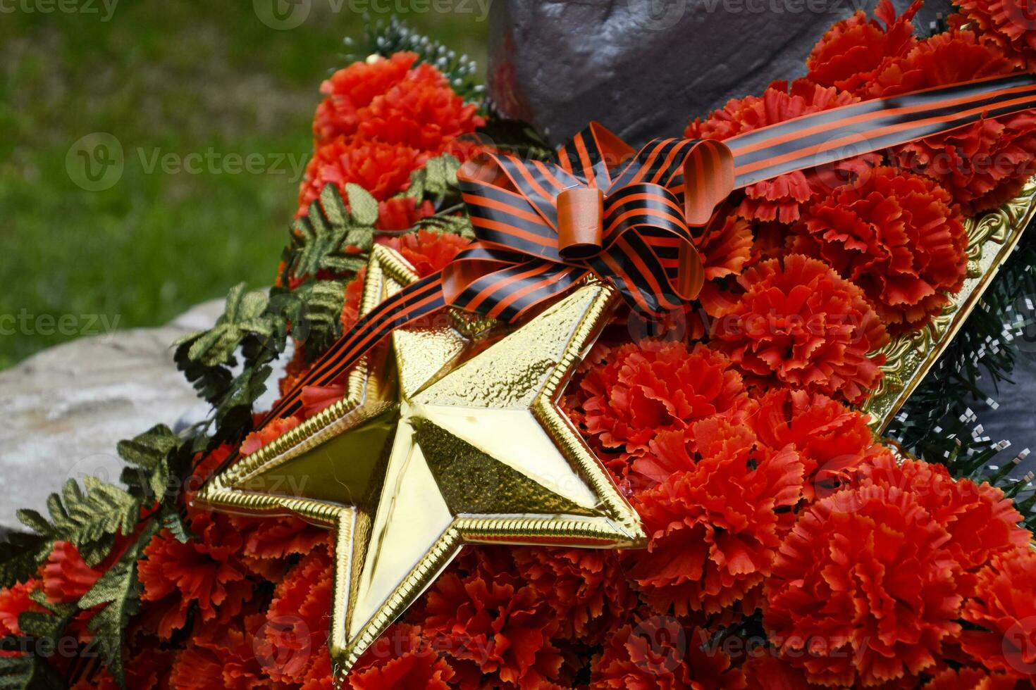 guirlanda com uma Estrela em a monumento. vitória dia. símbolos do a dia do vitória sobre fascista Alemanha. foto