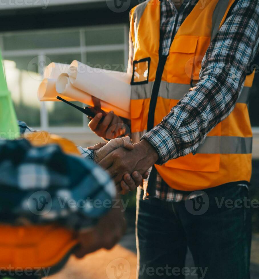 equipe construção ou Engenharia grupo e trabalhador. trabalho em equipe e determinação para sucesso. segurança Difícil chapéu para evita acidente enquanto trabalhando transporte e recipiente equipe. conceito reiniciar e Novo normal foto