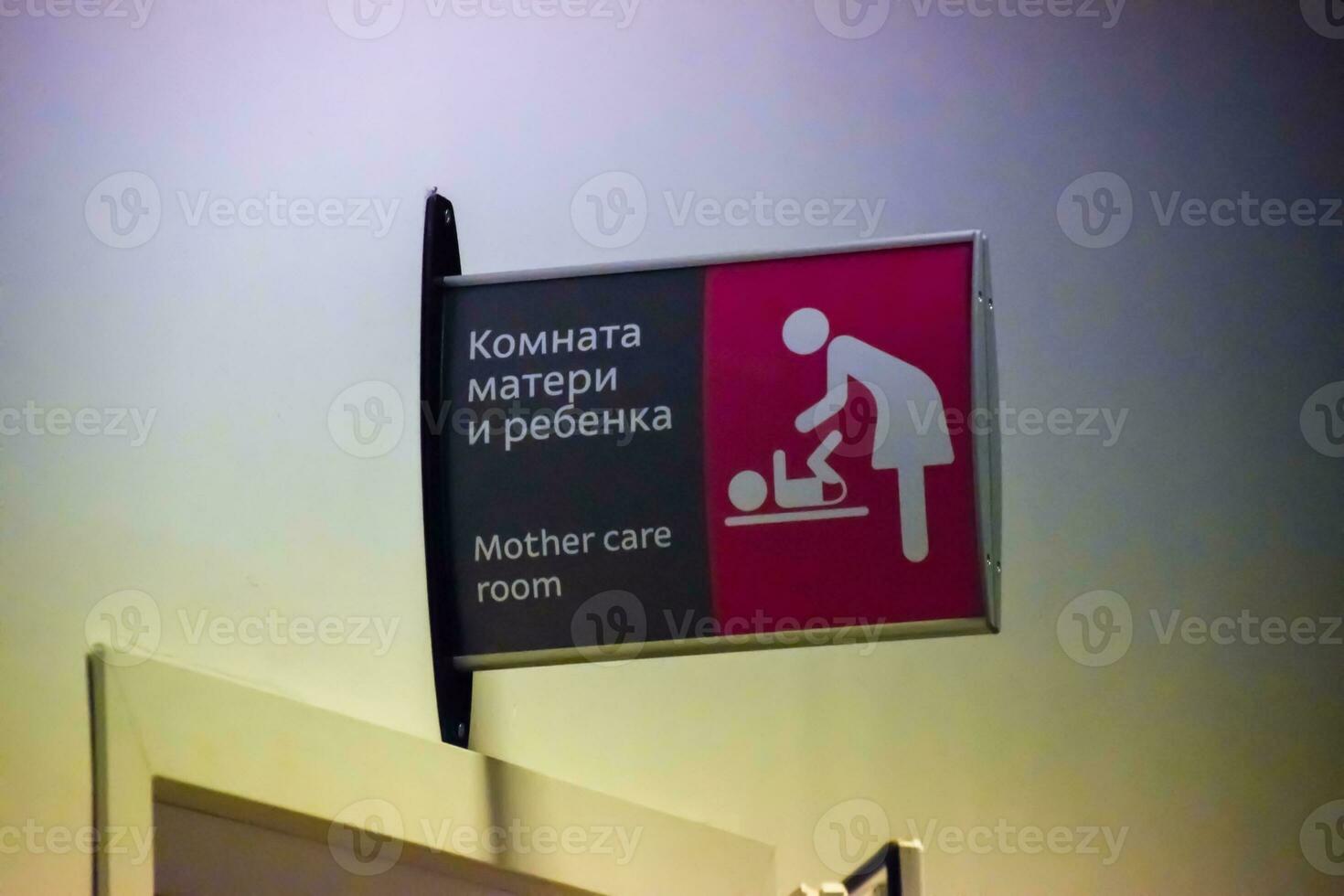 placa indicando a quarto do a mãe e criança. foto