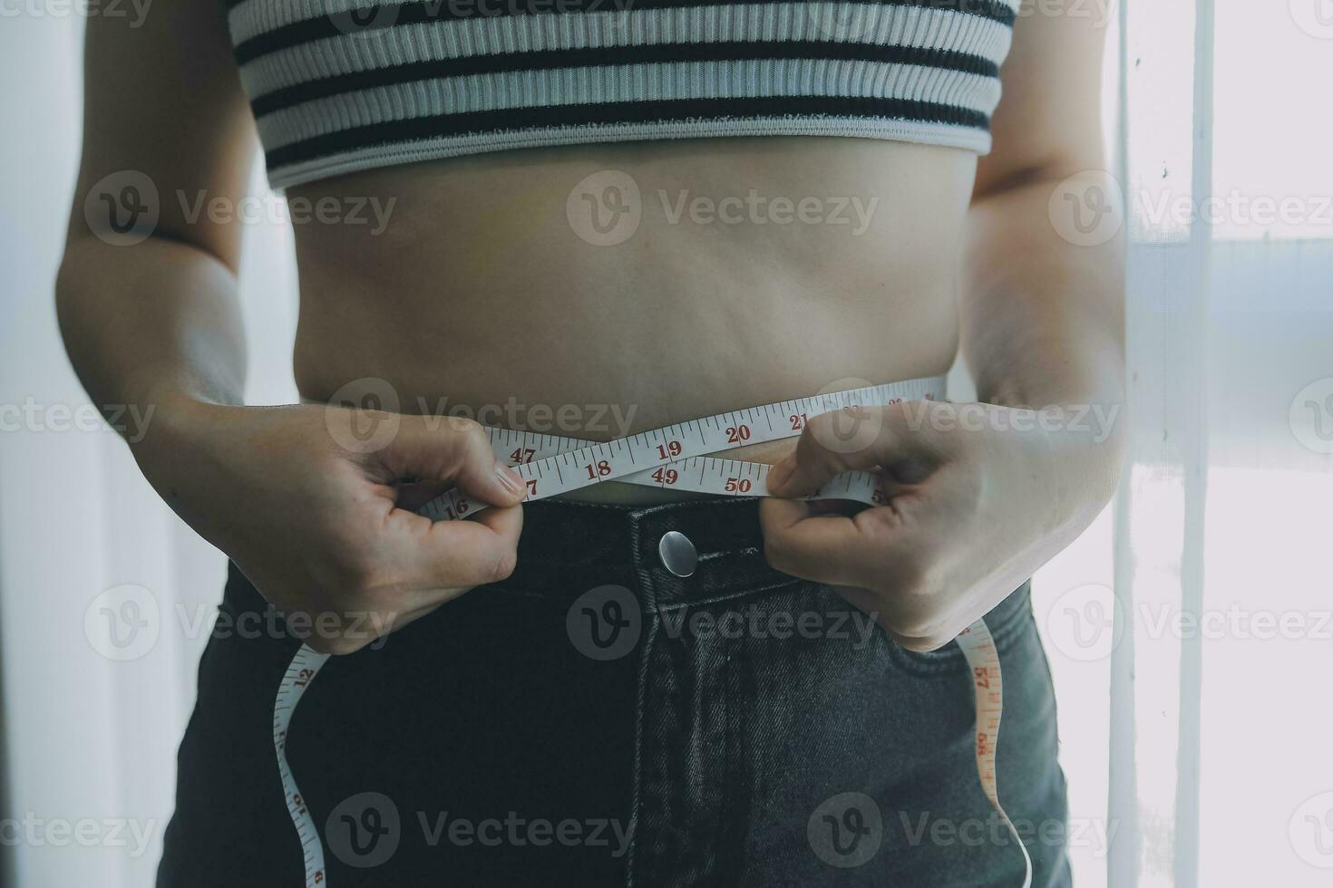 mulheres corpo gordo barriga. obeso mulher mão segurando excessivo barriga gordo. dieta estilo de vida conceito para reduzir barriga e forma acima saudável estômago músculo. foto