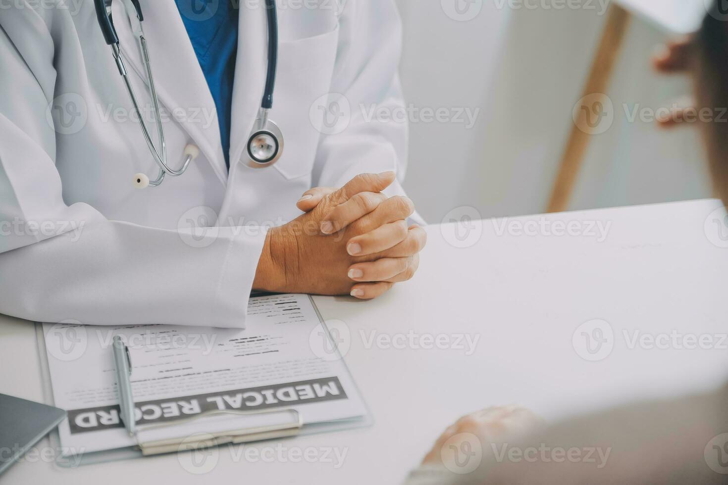 médico e paciente estão discutindo consulta sobre sintoma problema diagnóstico do doença conversa para a paciente sobre medicação e tratamento método. foto