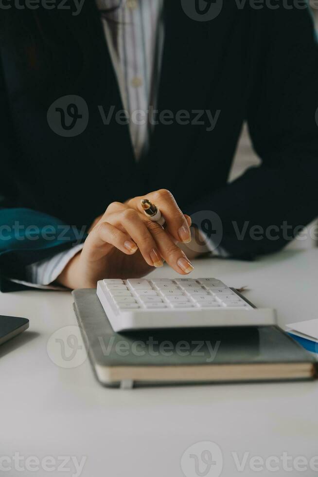 pensando sobre quão para levar a o negócio para tecnológica alturas. cortada tiro do a atraente jovem empresária trabalhando dentro dela escritório. foto