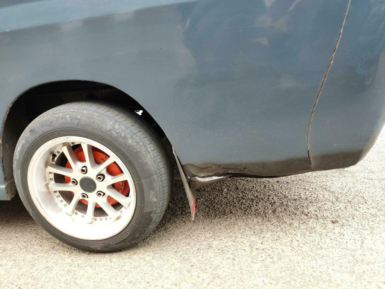 foto do a lado do uma público transporte carro dentro a cidade, a corpo é azul e a vleg é branco