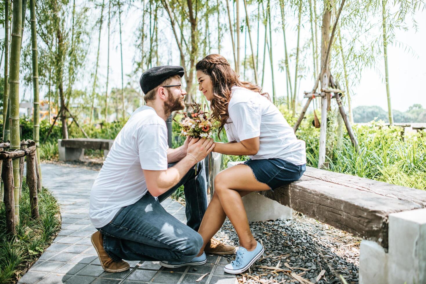 casal feliz e sorridente diversidade em momentos de amor juntos foto