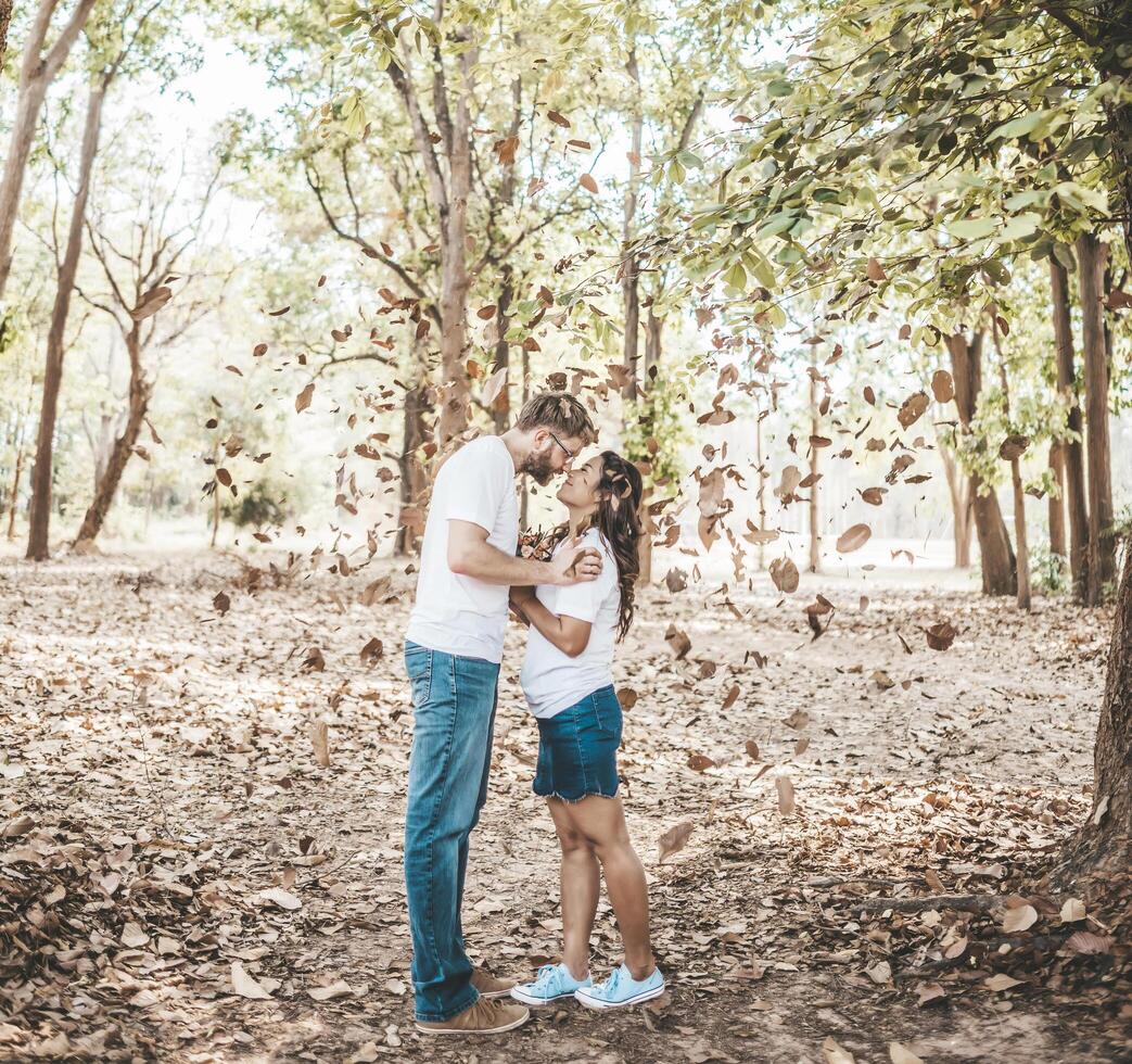 casal feliz e sorridente diversidade em momentos de amor juntos foto