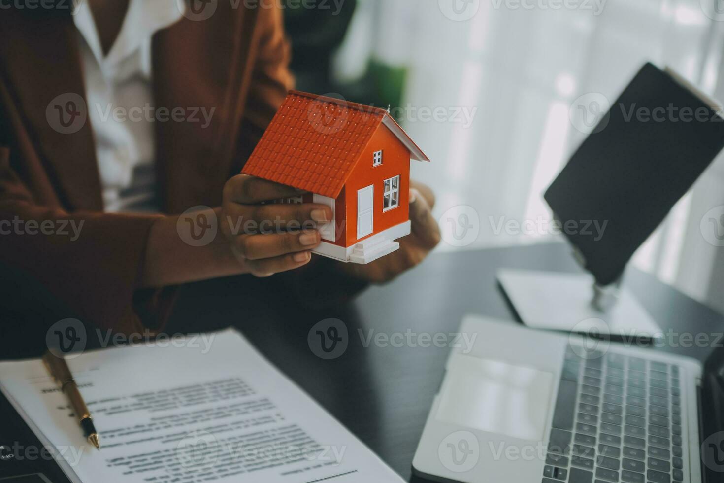 Comprar ou vender real Estado hipoteca, venda representante oferta casa compra contrato para Comprar uma casa ou apartamento e hipoteca dinheiro e financeiro conceitos foto