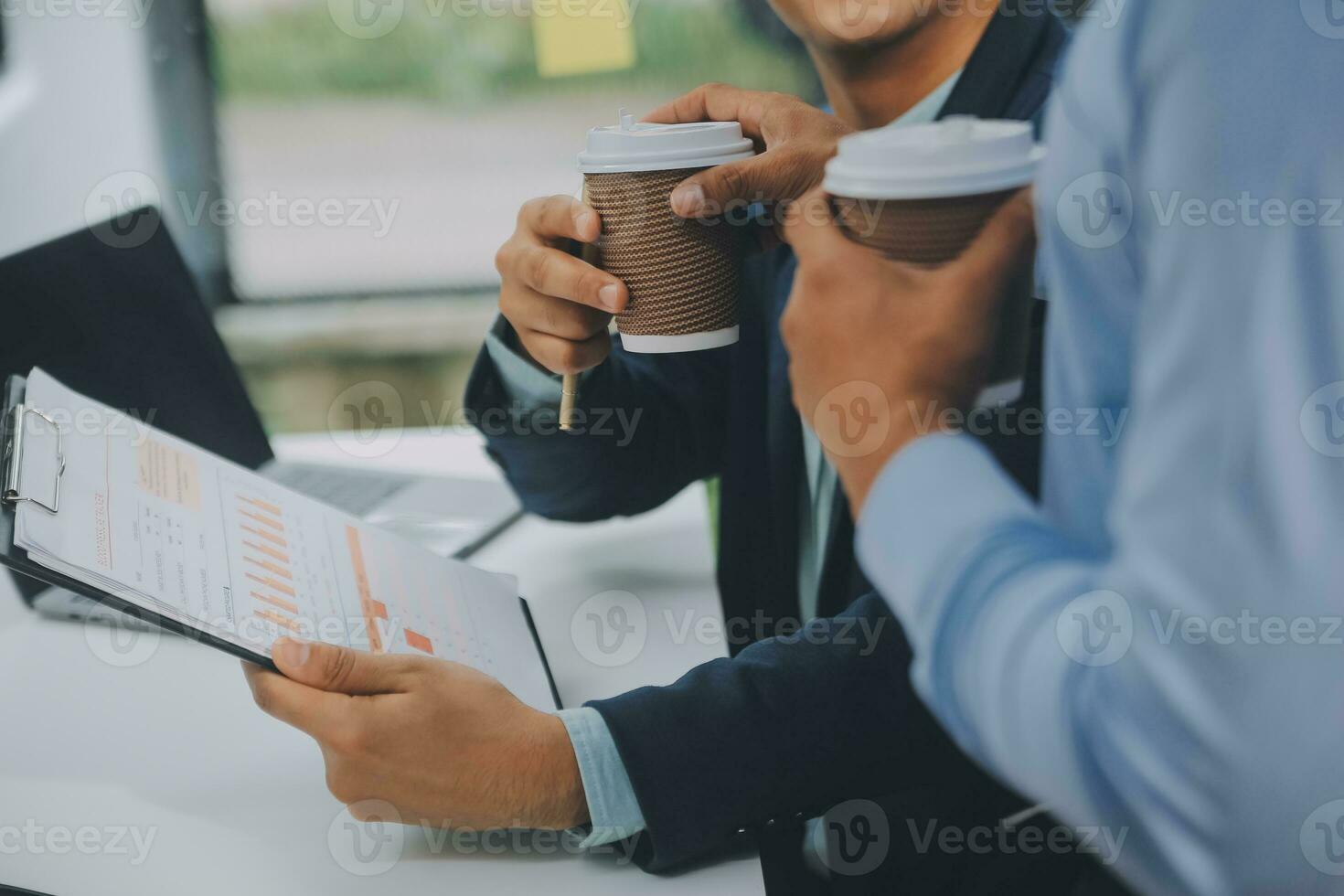 grupo do o negócio pessoas trabalhando juntos dentro a escritório Novo conceito o negócio projeto apresentação Ideias. foto