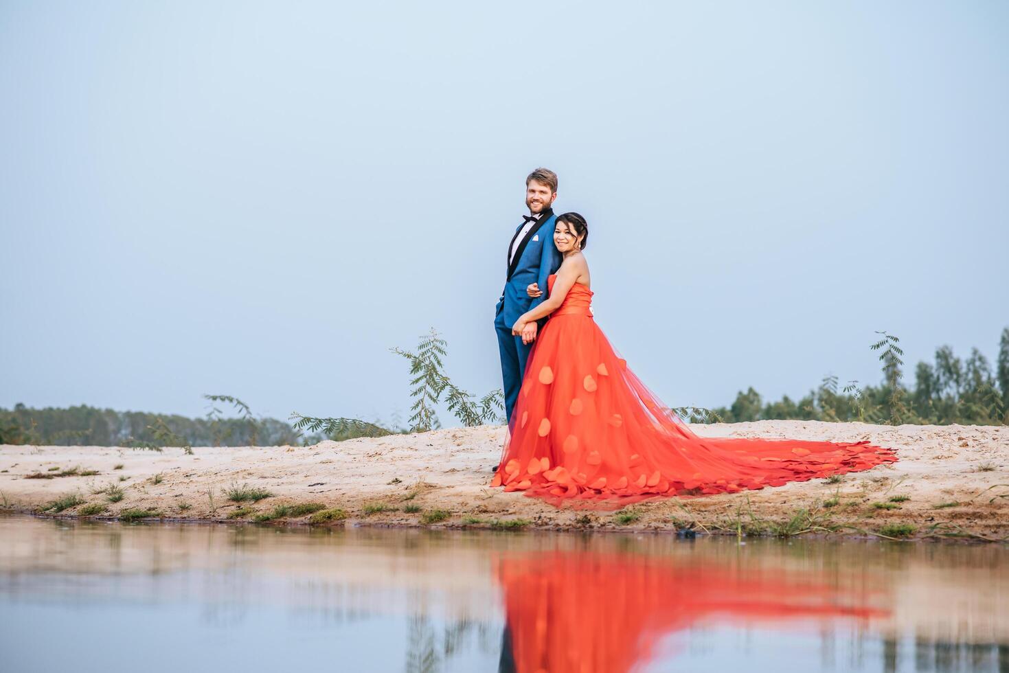 Noiva asiática e noivo caucasiano têm tempo de romance e felizes juntos foto