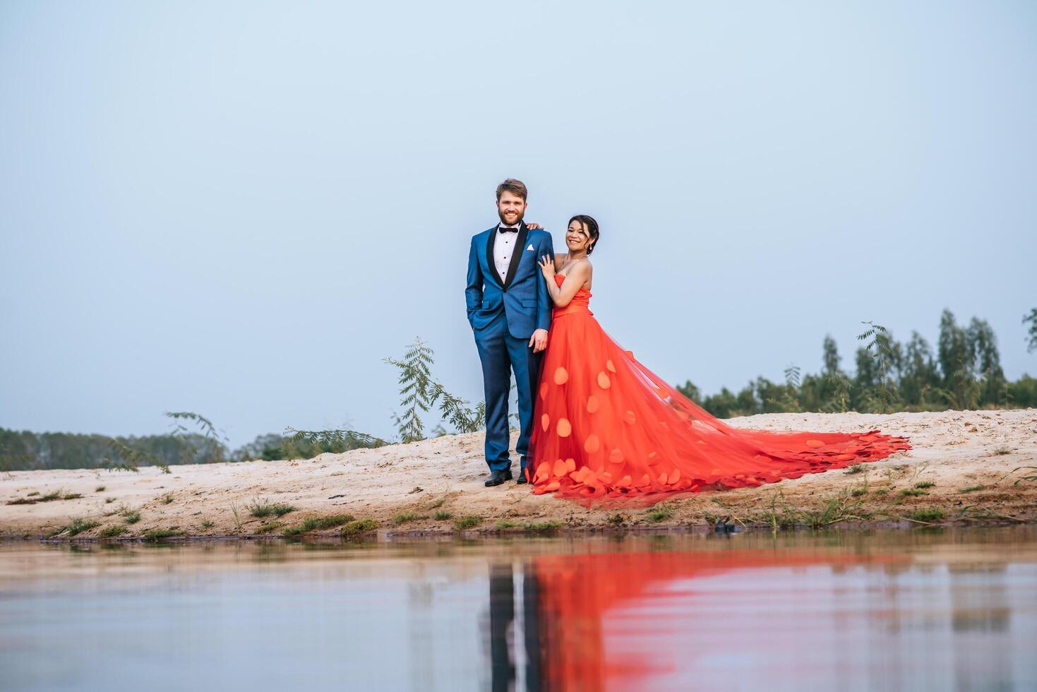 Noiva asiática e noivo caucasiano têm tempo de romance e felizes juntos foto