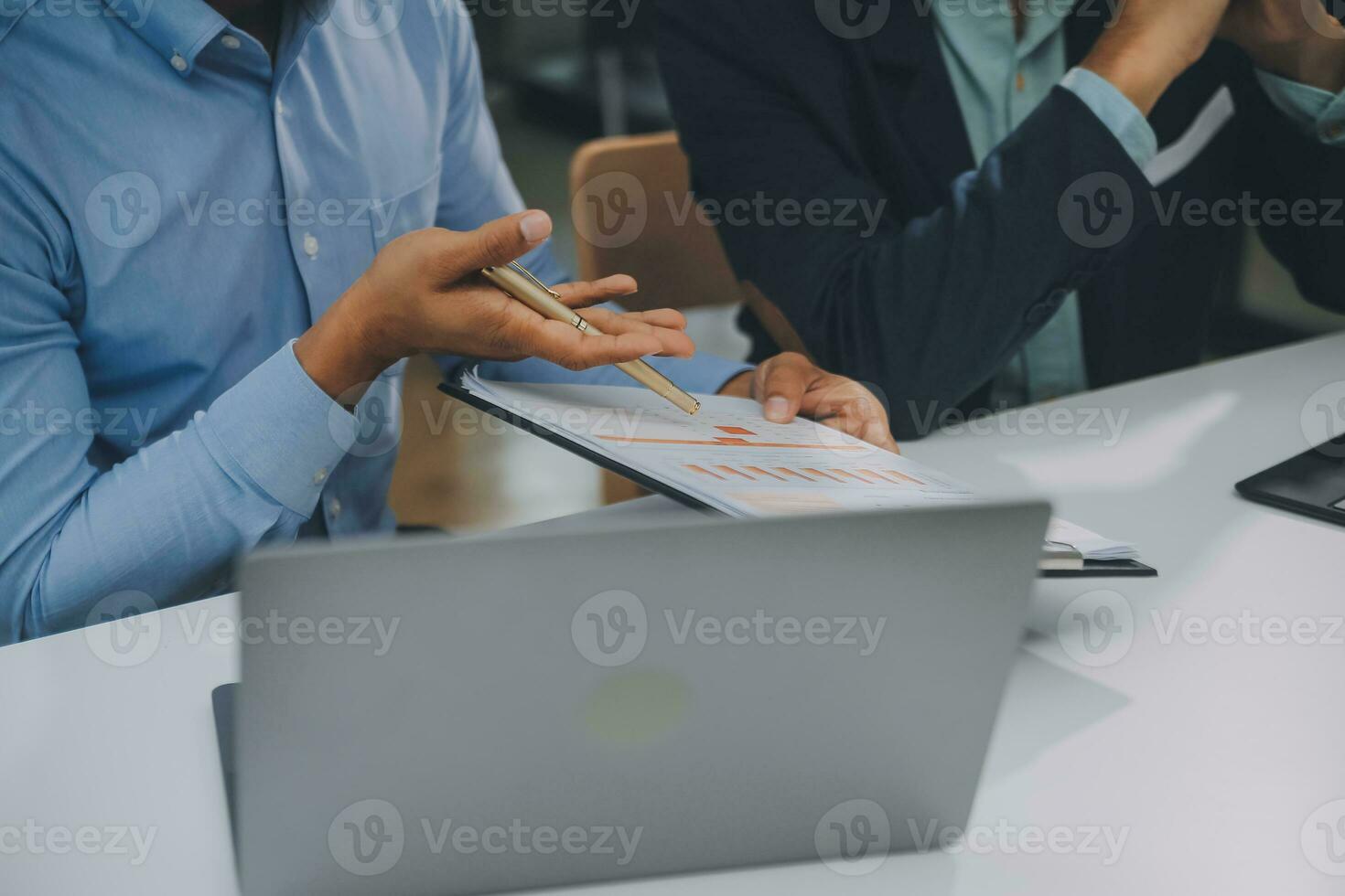 grupo do o negócio pessoas trabalhando juntos dentro a escritório Novo conceito o negócio projeto apresentação Ideias. foto