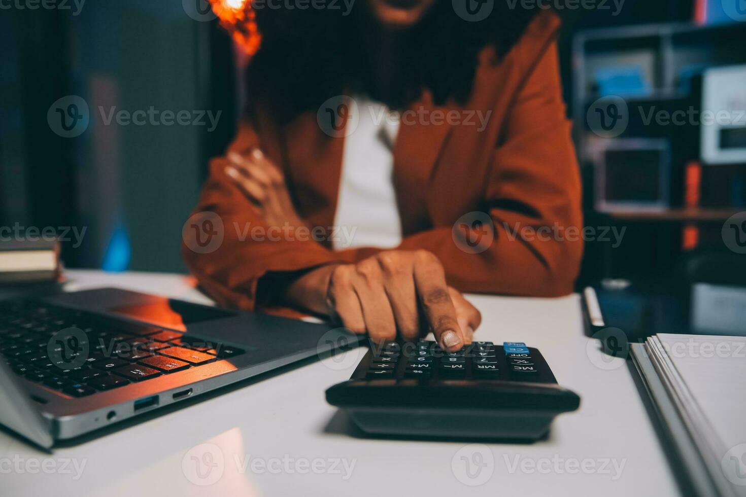 mulher sentado às dela escrivaninha dentro casa escritório trabalhando atrasado às noite usando computador portátil computadorfeminino rede desenhador trabalhando hora extra remotamente a partir de casa foto