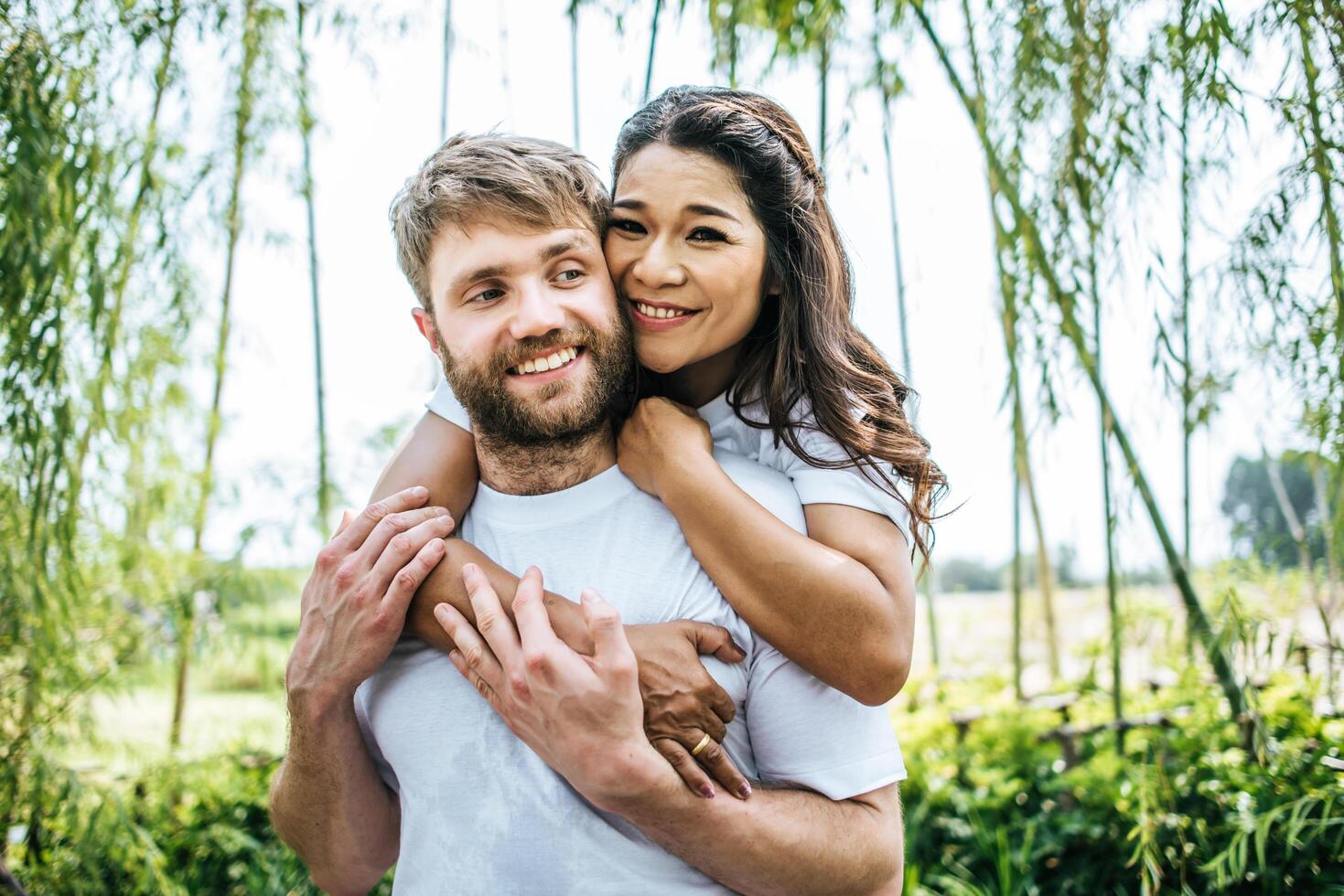 casal feliz e sorridente diversidade em momentos de amor juntos foto