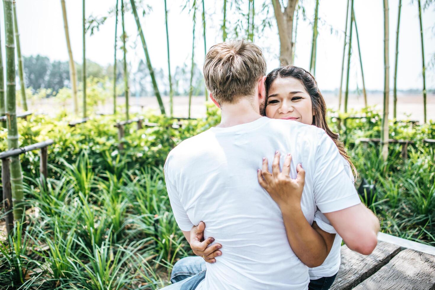 casal feliz e sorridente diversidade em momentos de amor juntos foto