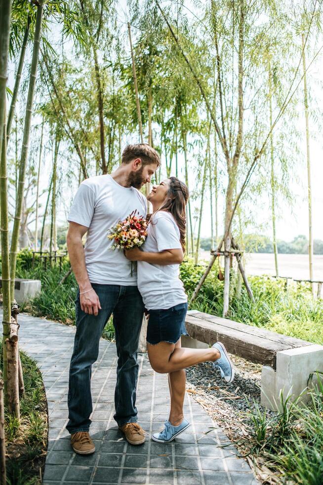 casal feliz e sorridente diversidade em momentos de amor juntos foto